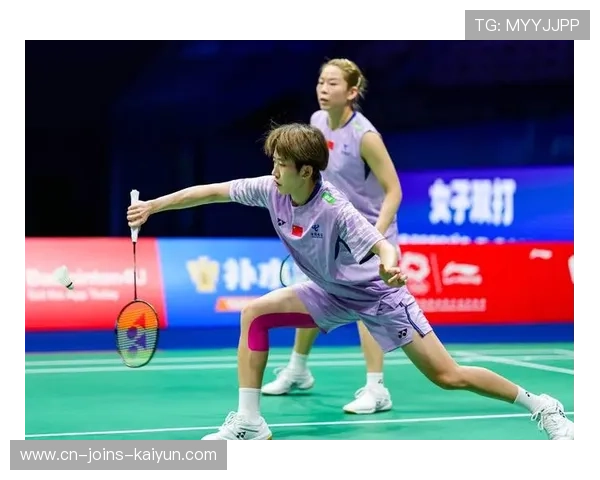 羽毛球双打撞拍后神奇得分,队友相视狂笑