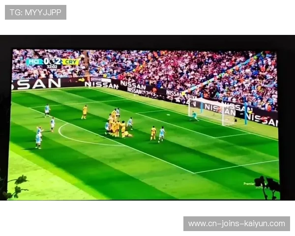 德布劳内主罚前场任意球，皮球绕过人墙直挂球门左上角